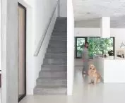 Wnętrze podzielone jest wręcz z geometryczną precyzją