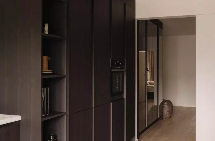 Dark veneer on kitchen furniture