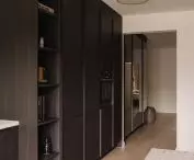 Dark veneer on kitchen furniture