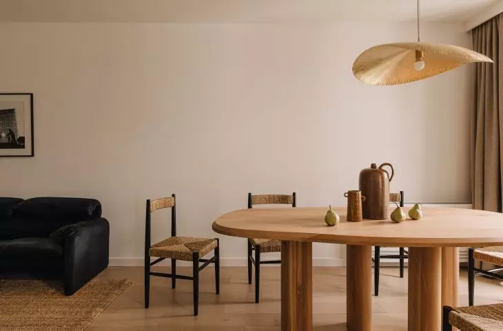 An oval table and an unusual lamp create the accent in the dining room