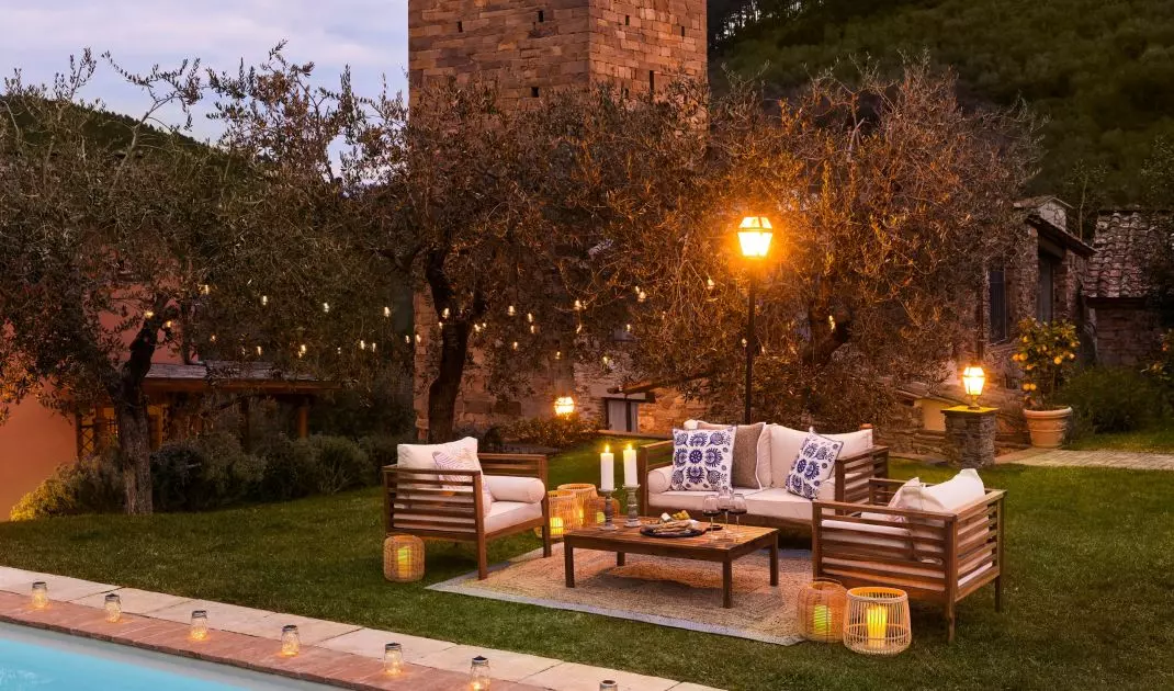 Protect wooden garden furniture before winter
