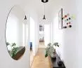 korytarz zdobi kolorowy wieszak Hang it all projektu Charlesa i Ray Eamesów