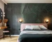 Dark wallpaper in the bedroom