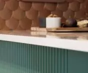 Miedziana ściana i zieleń wyspy kuchennej