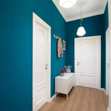 The choice of lighting depends on the effect you want to achieve
