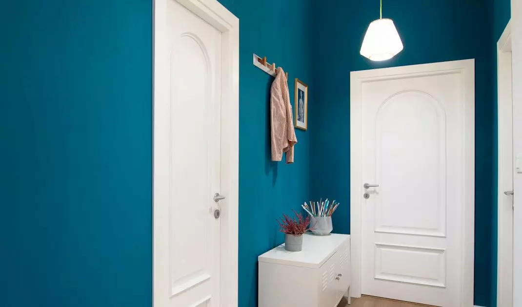 The choice of lighting depends on the effect you want to achieve