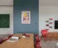 Charakterystyczne dla mieszkania są czerwone akcenty