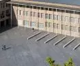 Ingerencja na placu musiała być minimalna. Autor nie mógł dodać np. zadaszeń, czy zielenie 