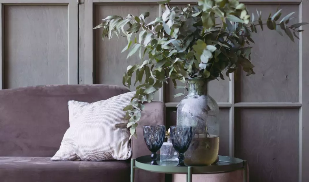 Interior in shades of purple
