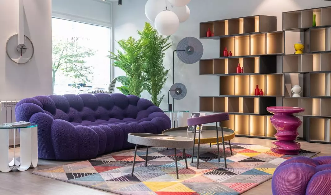 Interior in shades of purple