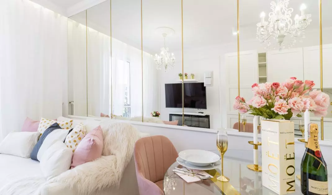 Mieszkanie zostało urządzone w stylu soft glam