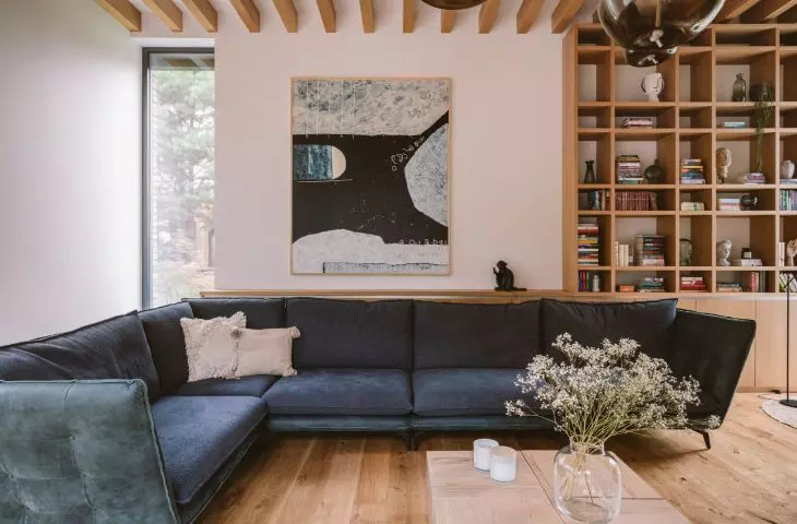 The walls of the entire house are decorated with paintings