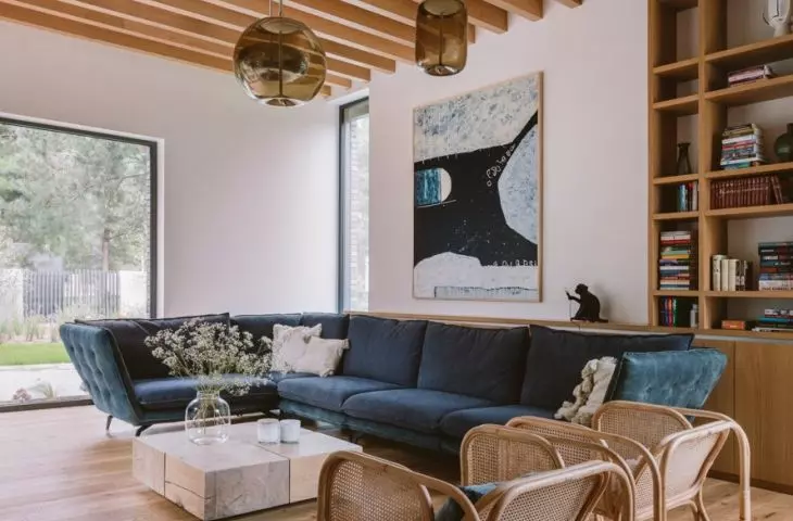 On the ceiling, the architects placed a wooden beam
