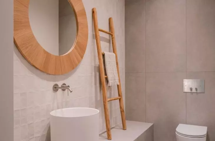 Bathroom on the first floor