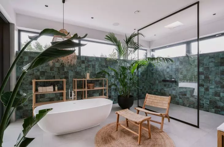 Tropical elements in the bathroom
