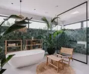 Tropical elements in the bathroom