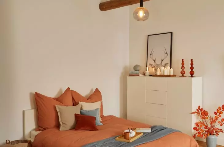 Warm colors will create an autumn atmosphere