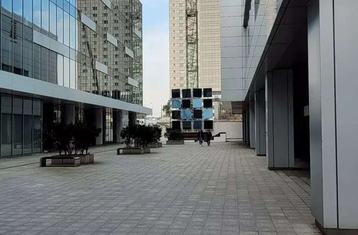 pasaż między wieżowcami kompleksu (po prawej ) i niższym biurowcem (po lewej),