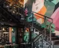 Schody prowadzące na antresole obok których zdecydowano się na mural
