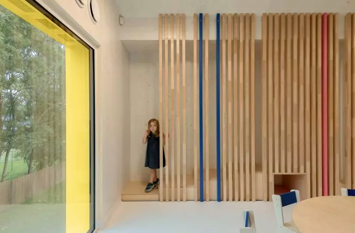 The interior color scheme in the nursery has been toned down - basic colors, white and wood have been used