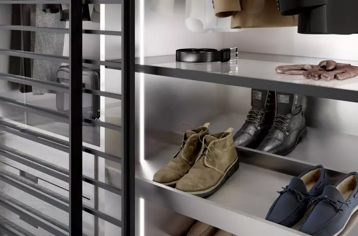 Legno closet with S1200 doors with muntins