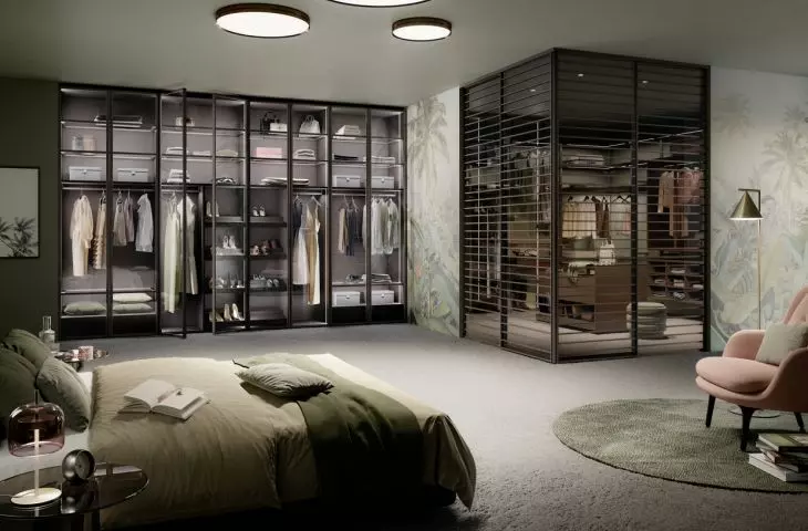 garderoba Legno skonfigurowana jako walk-in z drzwiami S1200 ze szprosami