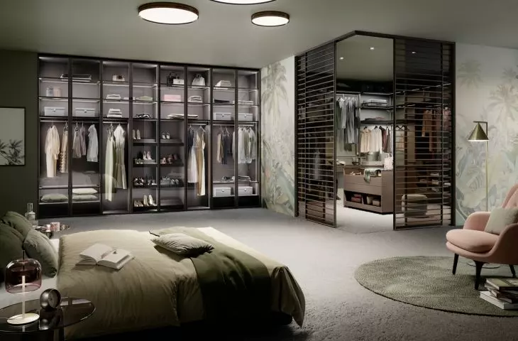 garderoba Legno skonfigurowana jako walk-in z drzwiami S1200 ze szprosami