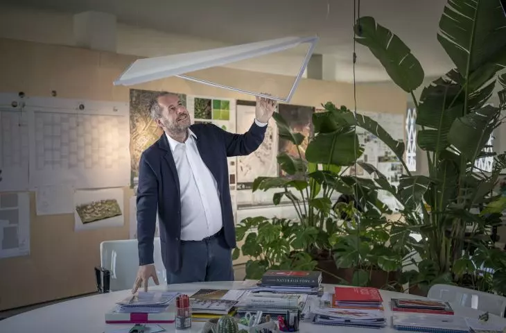 projektant Mario Cucinella z lampą Flexia
