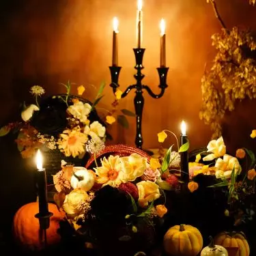Table arrangement in Halloween colors