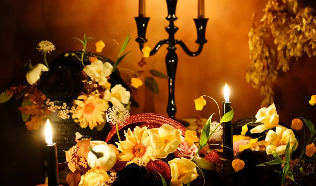 Table arrangement in Halloween colors