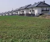 Pyskowice — przykład osiedla zabudowy jednorodzinnej zrealizowanego na podłużnej działce