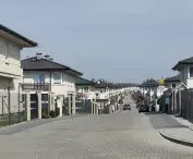 Pyskowice – osiedle zabudowy jednorodzinnej wzdłuż ulicy o długości ponad 800 metrów.