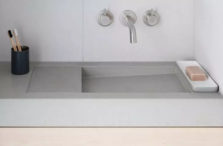 umywalka z odpływem liniowym z betonu architektonicznego