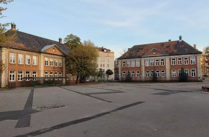 Kompleks szkolny na rogu ul. Jarochowskiego i Wyspiańskiego, stan obecny