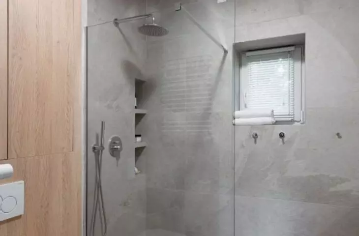 Parents' bathroom
