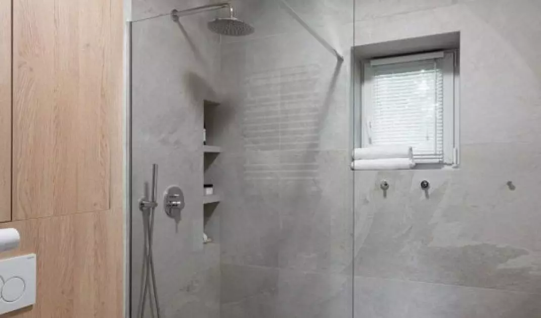 Parents' bathroom