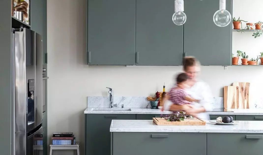 Przemalowanie frontów szafek odmieni kuchnię