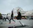 Zdjęcia z zajęć jogi przeprowadzonych na placu Trzech Krzyży z okazji Światowego Dnia bez Samochodu (22.09.2022).