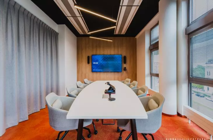 Conference rooms can be separated by partitions and curtains