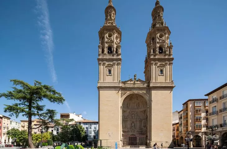 meble miejskie na Plaza del Mercado w Logroño