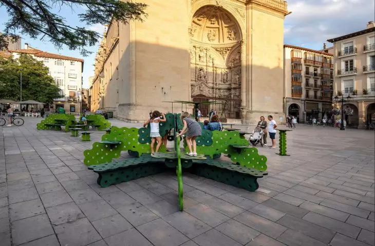 meble miejskie na Plaza del Mercado w Logroño