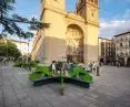 meble miejskie na Plaza del Mercado w Logroño