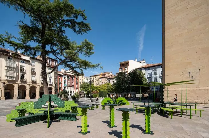 meble miejskie na Plaza del Mercado w Logroño