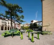meble miejskie na Plaza del Mercado w Logroño