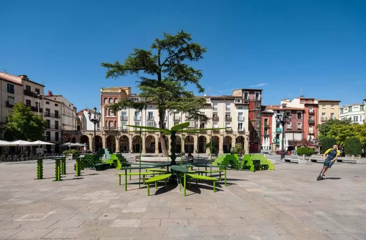meble miejskie na Plaza del Mercado w Logroño