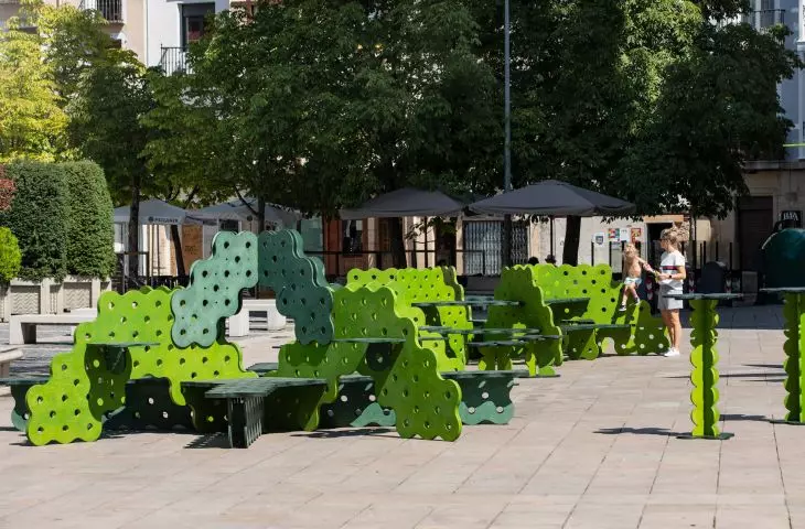 meble miejskie na Plaza del Mercado w Logroño