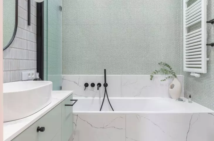 In the bathroom, the attention is drawn to the small small tiles that build the whole thing