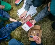 Warsztaty leśne dla dzieci organizowane przez firmę Głos Ulicy we współpracy z pracownią Szelest