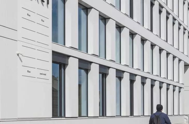 REACT — budynek usługowy z garażem podziemnym oraz towarzyszącą infrastrukturą techniczną w Łodzi