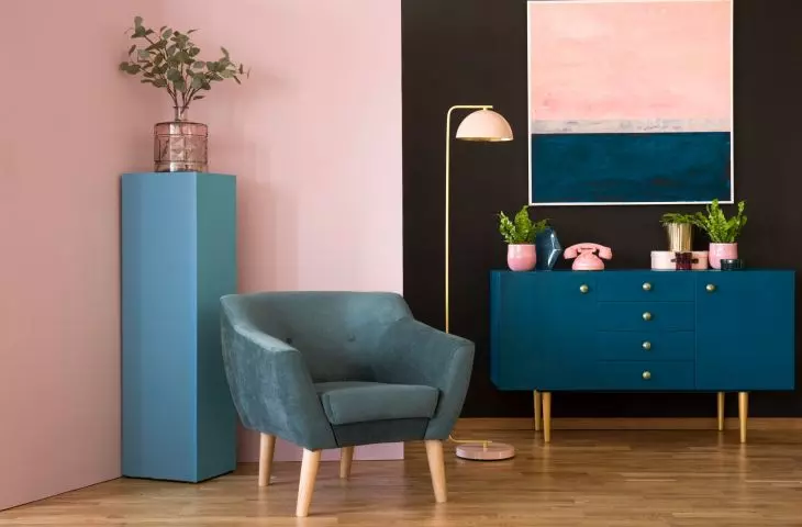 Pink and navy blue create an interesting arrangement 